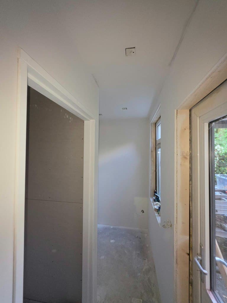 Hal met nieuwe wanden en plafond