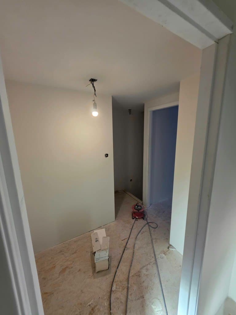 Doorgang met sausklaar stucwerk