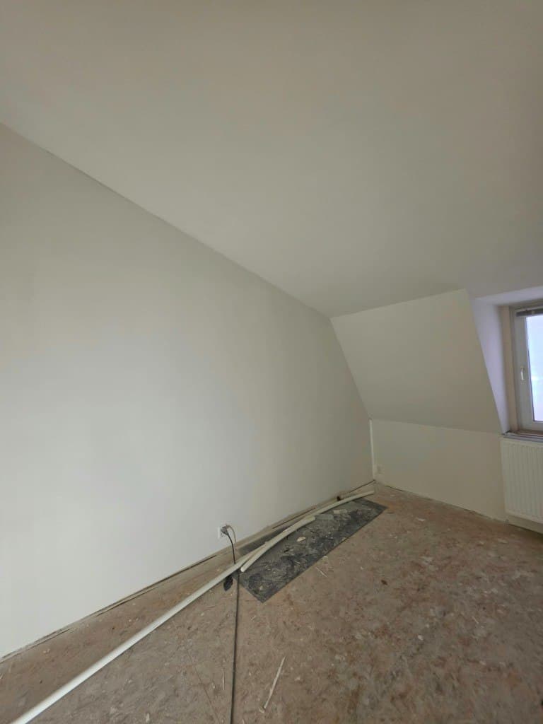 Kamer met schuin plafond en sausklaar stucwerk