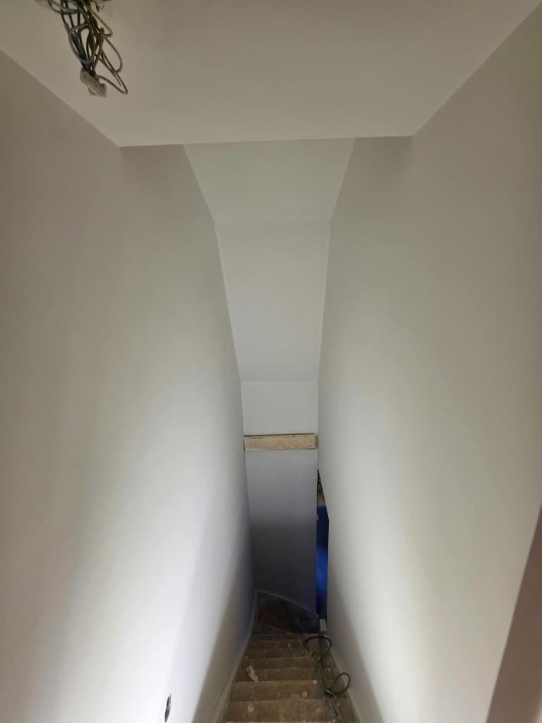 Hoge schacht trappenhuis met gladde wanden