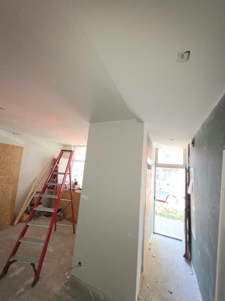 Hal en doorgang tijdens stucwerk