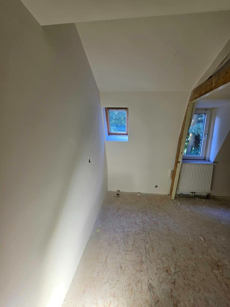 Sausklaar stucwerk op zolder met dakraam