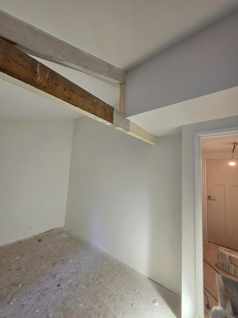 Stucwerk rond houten balk en deuropening